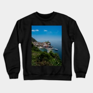 View on the cliff town of Vernazza, one of the colorful Cinque Terre on the Italian west coast Crewneck Sweatshirt